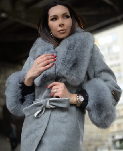 Sivi alpaca kaput od lamine vune sa prirodnim krznom