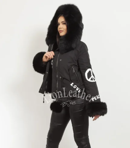Kratka crna parka sa prirodnim krznom