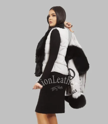 Kratka siva parka sa crnim krznom