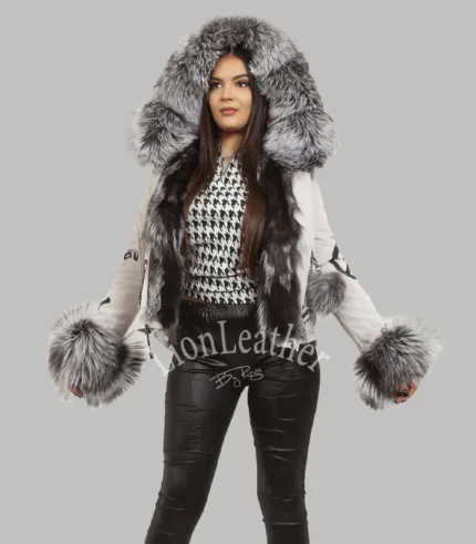 Kratka siva parka sa prirodnim krznom