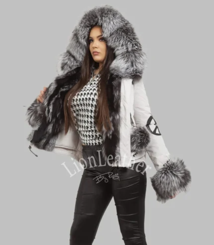 Kratka siva parka sa prirodnim krznom